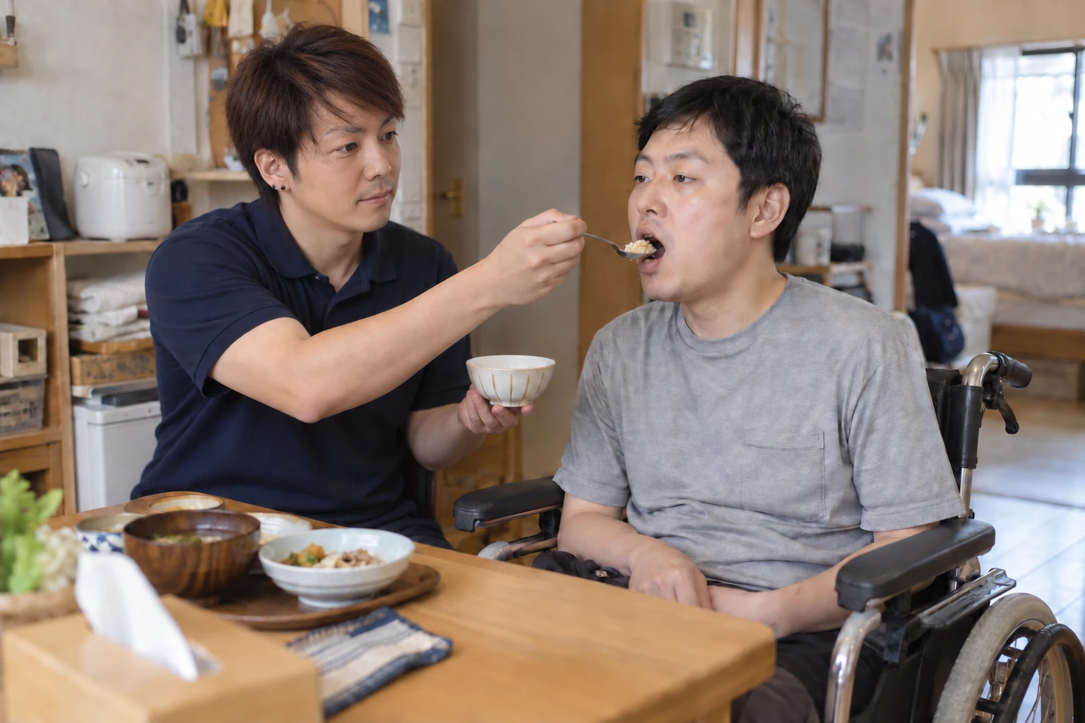 車いすを使う成人男性の食事を支援する場面(支援内容を表したイメージ)